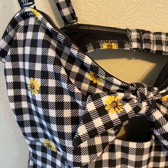 NWT Old Navy Tie-Front Keyhole Bandeau-Style One-Piece Swimsuit for Women - Picture 7 of 11